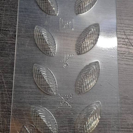 Листочки рефленые для шоколадных конфет форма пластиковая Листочки рефленые для шоколадных конфет форма пластиковая