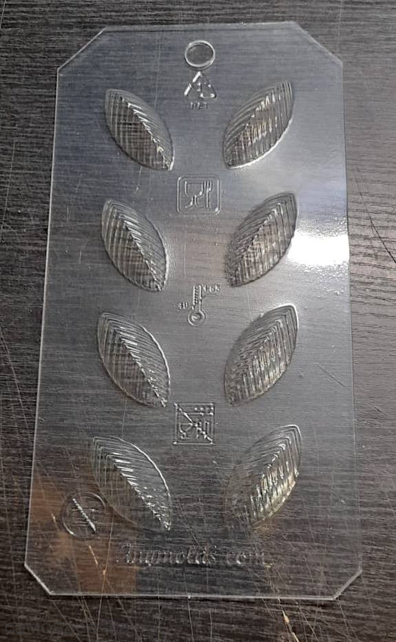 Листочки рефленые для шоколадных конфет форма пластиковая - 