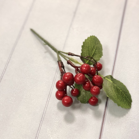 Ягодки мелкие красные зелень искусственная Ягодки мелкие красные зелень искусственная