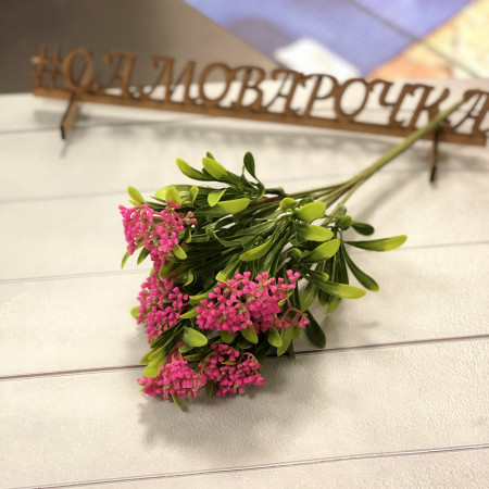 Зеленый кустик с мини ягодками цвета в ассортименте Зеленый кустик с мини ягодками цвета в ассортименте