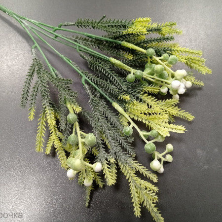 Веточка елочки с ягодками искусственная зелень