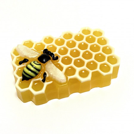 Маленькая пчелка на сотах форма пластиковая Маленькая пчелка на сотах форма пластиковая